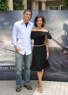 Kate Beckinsale feet photo thumbnail