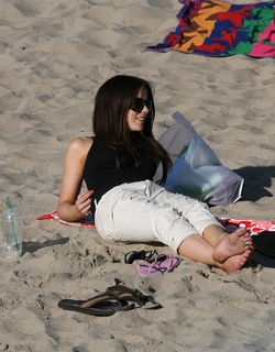 Kate Beckinsale feet photo thumbnail