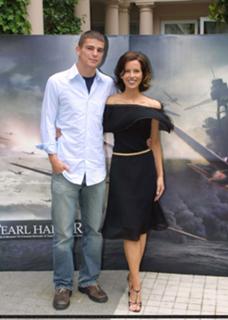 Kate Beckinsale feet photo thumbnail