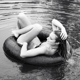 Kate Bock feet photo thumbnail