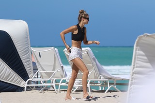 Kate Bock feet photo thumbnail