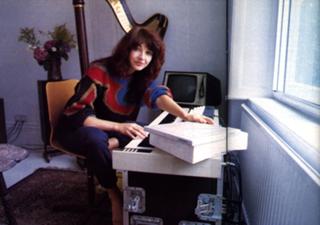 Kate Bush feet photo thumbnail