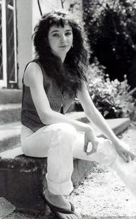 Kate Bush feet photo thumbnail