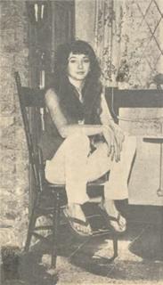 Kate Bush feet photo thumbnail