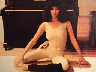 Kate Bush feet photo thumbnail