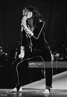 Kate Bush feet photo thumbnail