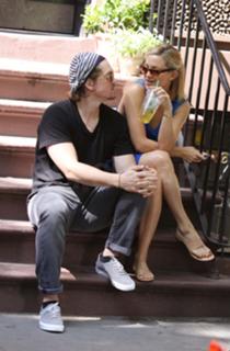 Kate Hudson feet photo thumbnail