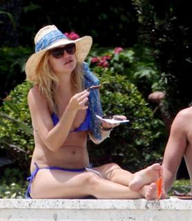 Kate Hudson feet photo thumbnail