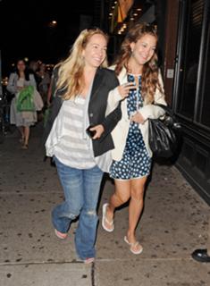 Kate Hudson feet photo thumbnail