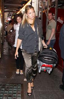 Kate Hudson feet photo thumbnail