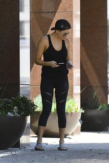Kate Hudson feet photo thumbnail