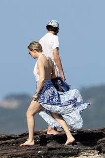 Kate Hudson feet photo thumbnail