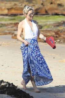 Kate Hudson feet photo thumbnail