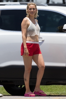 Kate Hudson feet photo thumbnail