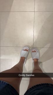 Kate Marie Baker feet photo thumbnail