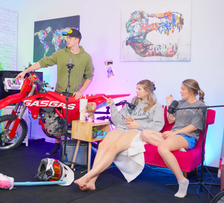 Kate Marie Baker feet photo thumbnail