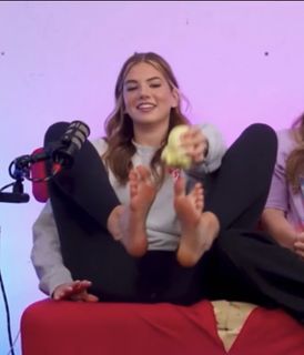 Kate Marie Baker feet photo thumbnail