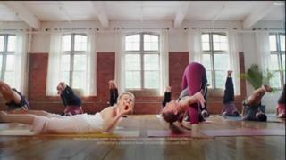 Kate McKinnon feet photo thumbnail