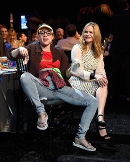 Kate McKinnon feet photo thumbnail