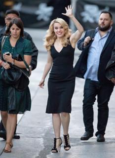 Kate McKinnon feet photo thumbnail