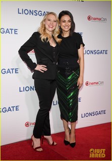 Kate McKinnon feet photo thumbnail