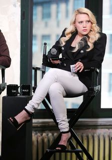 Kate McKinnon feet photo thumbnail