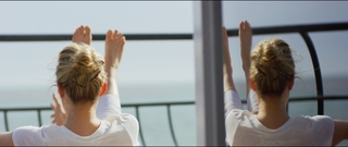 Kate McKinnon feet photo thumbnail