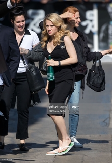 Kate McKinnon feet photo thumbnail