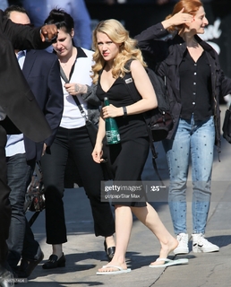 Kate McKinnon feet photo thumbnail