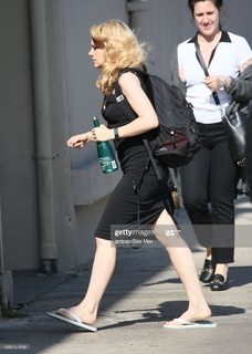Kate McKinnon feet photo thumbnail
