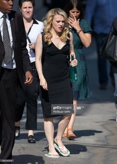 Kate McKinnon feet photo thumbnail