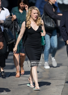 Kate McKinnon feet photo thumbnail
