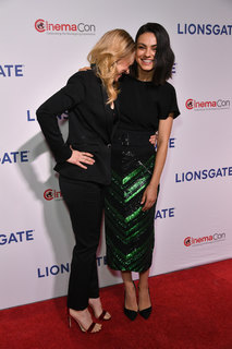 Kate McKinnon feet photo thumbnail