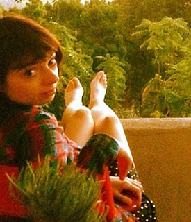 Kate Micucci feet photo thumbnail