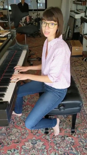 Kate Micucci feet photo thumbnail