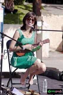 Kate Micucci feet photo thumbnail