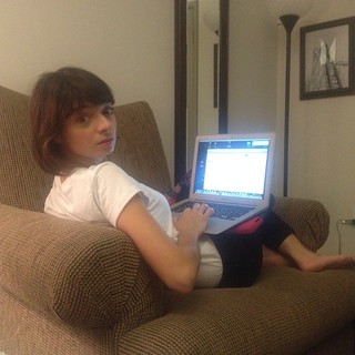 Kate Micucci feet photo thumbnail