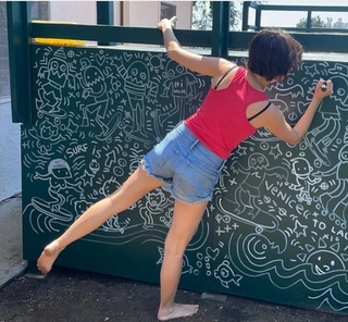 Kate Micucci feet photo thumbnail