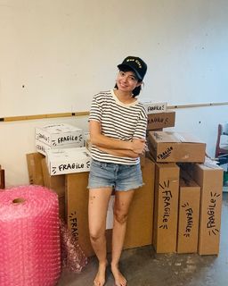 Kate Micucci feet photo thumbnail