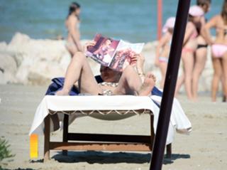 Kate Moss feet photo thumbnail