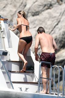 Kate Moss feet photo thumbnail