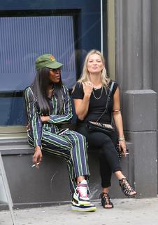Kate Moss feet photo thumbnail