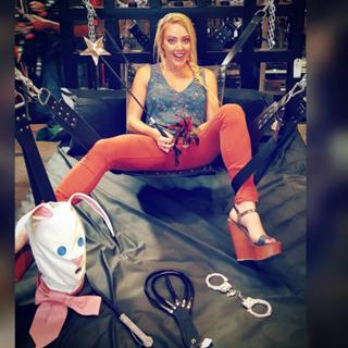 Kate Quigley feet photo 9