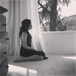 Kate Siegel feet photo thumbnail