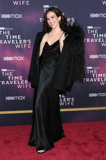 Kate Siegel feet photo thumbnail