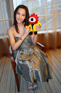 Kate Tsui feet photo 11