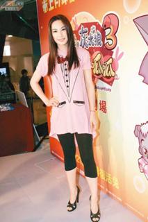 Kate Tsui feet photo 11