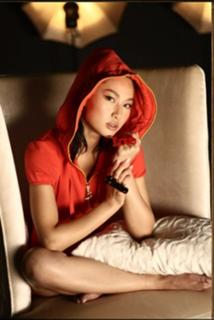 Kate Tsui feet photo 9