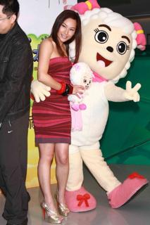 Kate Tsui feet photo 8