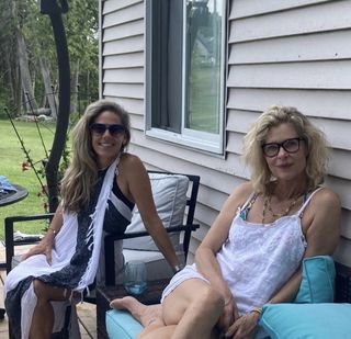 Kate Vernon feet photo 3